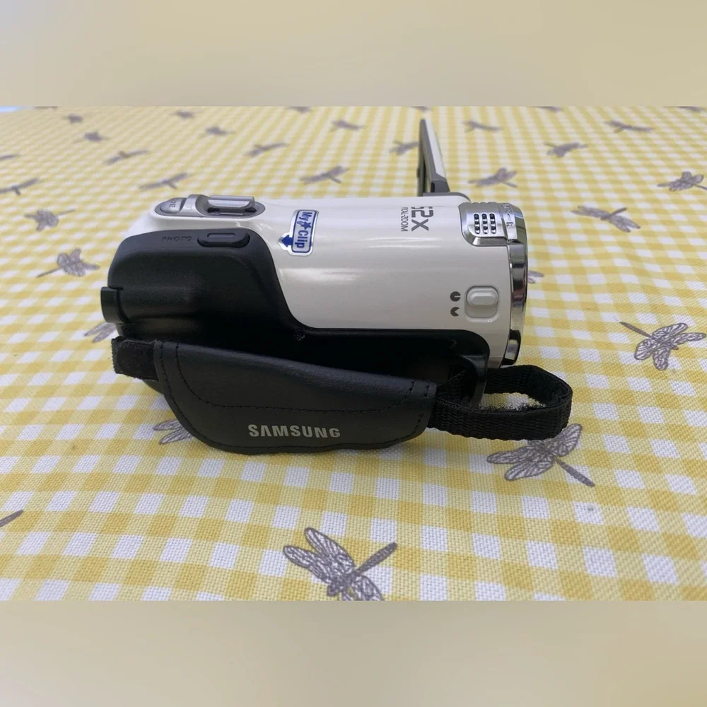 Samsung White 52x Zoom High Definition Handheld Camera/Camcorder HMX-F90